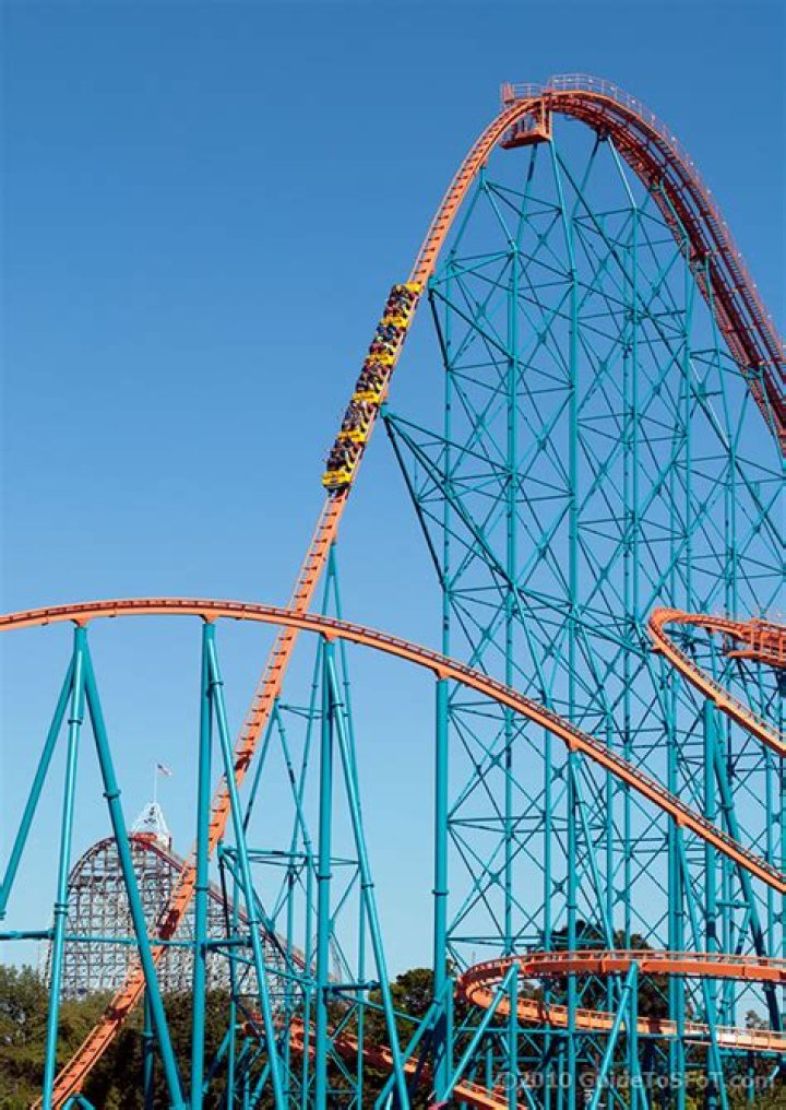 How many G's does the Titan at Six Flags pull?